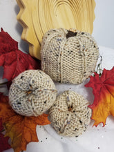 Load image into Gallery viewer, Mini Knit Pumpkins