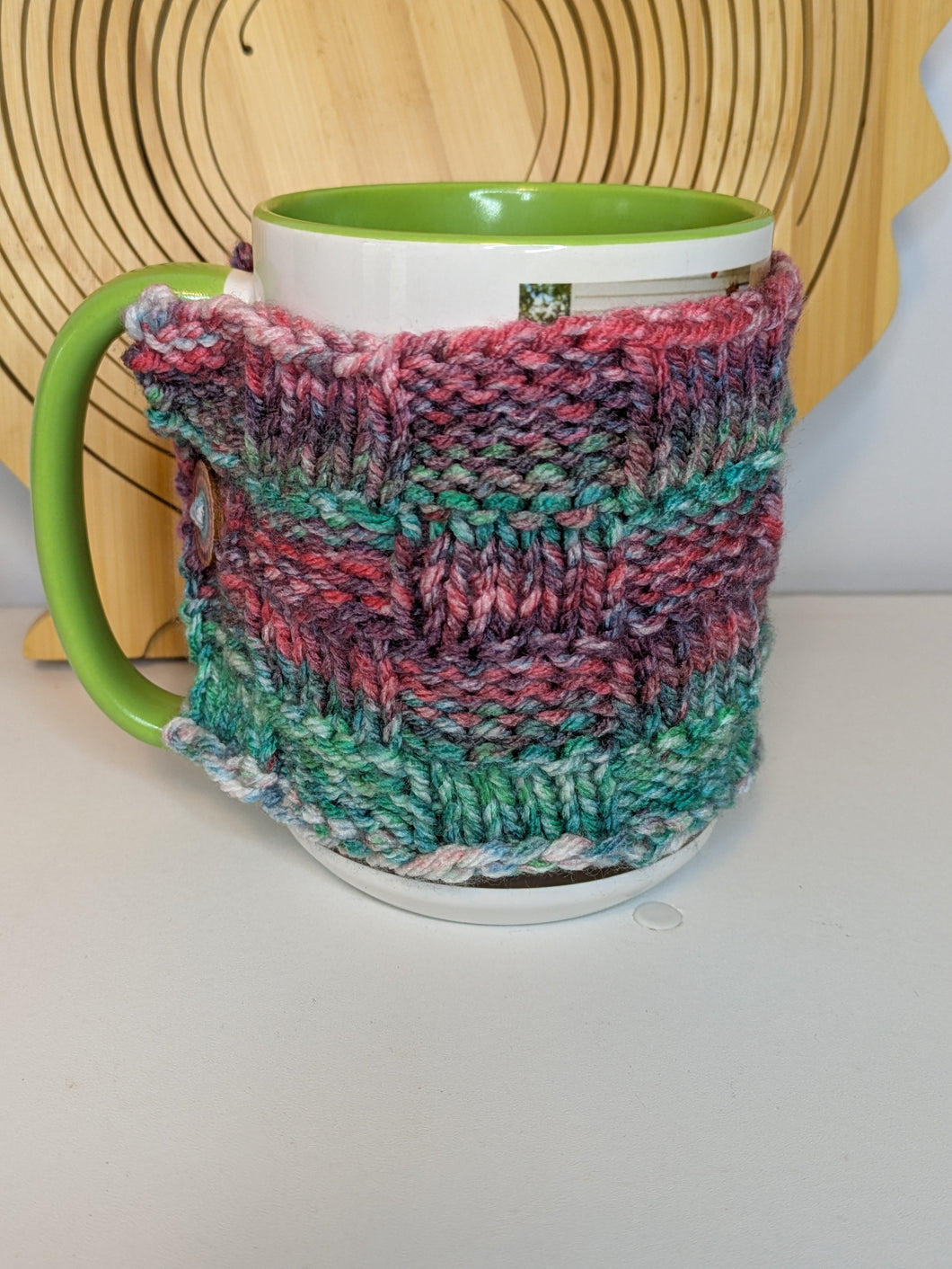 Mug Hug – Green Red Turquoise – Basketweave style